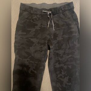 Lululemon tapered pant 7/8 length mid rise, black camo, size 8